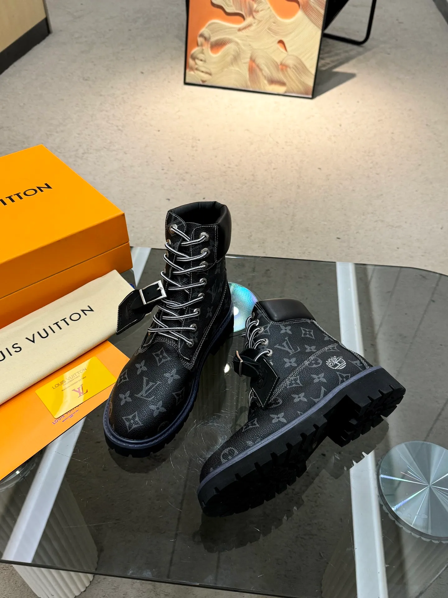 👟👟Ex-factory price 560👟👟 Men's size +20 Top version: 🏆Louis Vuitton x Timberland co-branded Via Instagram Lv ²⁰²4𝐬𝐬 Early autumn Timberland rhubarb boots worn by many stars 💯Multiple sets of outfits, autumn and winter limited edition👊 It is very difficult to buy at counters. This will be the first explosive version to detonate early autumn. It is worthy of having a unique fashion trend leading style. It is highly recommended to buy. Fabric: first layer nubuck leather. Lining: cowhide lining. Outsole: two-color rubber (sole thickness 5cm). Size: Female 35-41 (41 customized) Male 39-45 (45 customized)